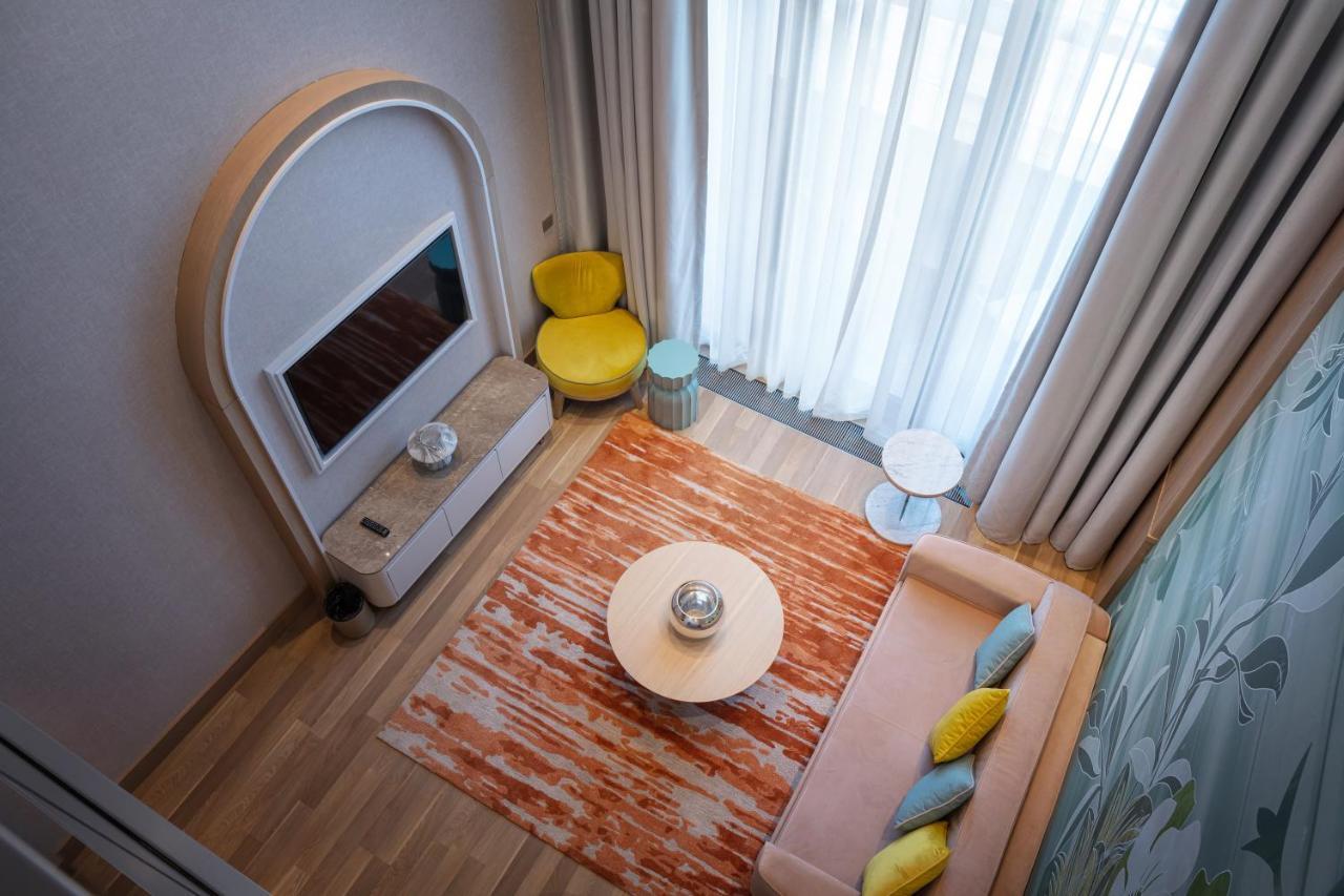 Karavansaray Turkistan Harbour Hotel -Flying Theatre Access Exterior foto A living room in a hotel