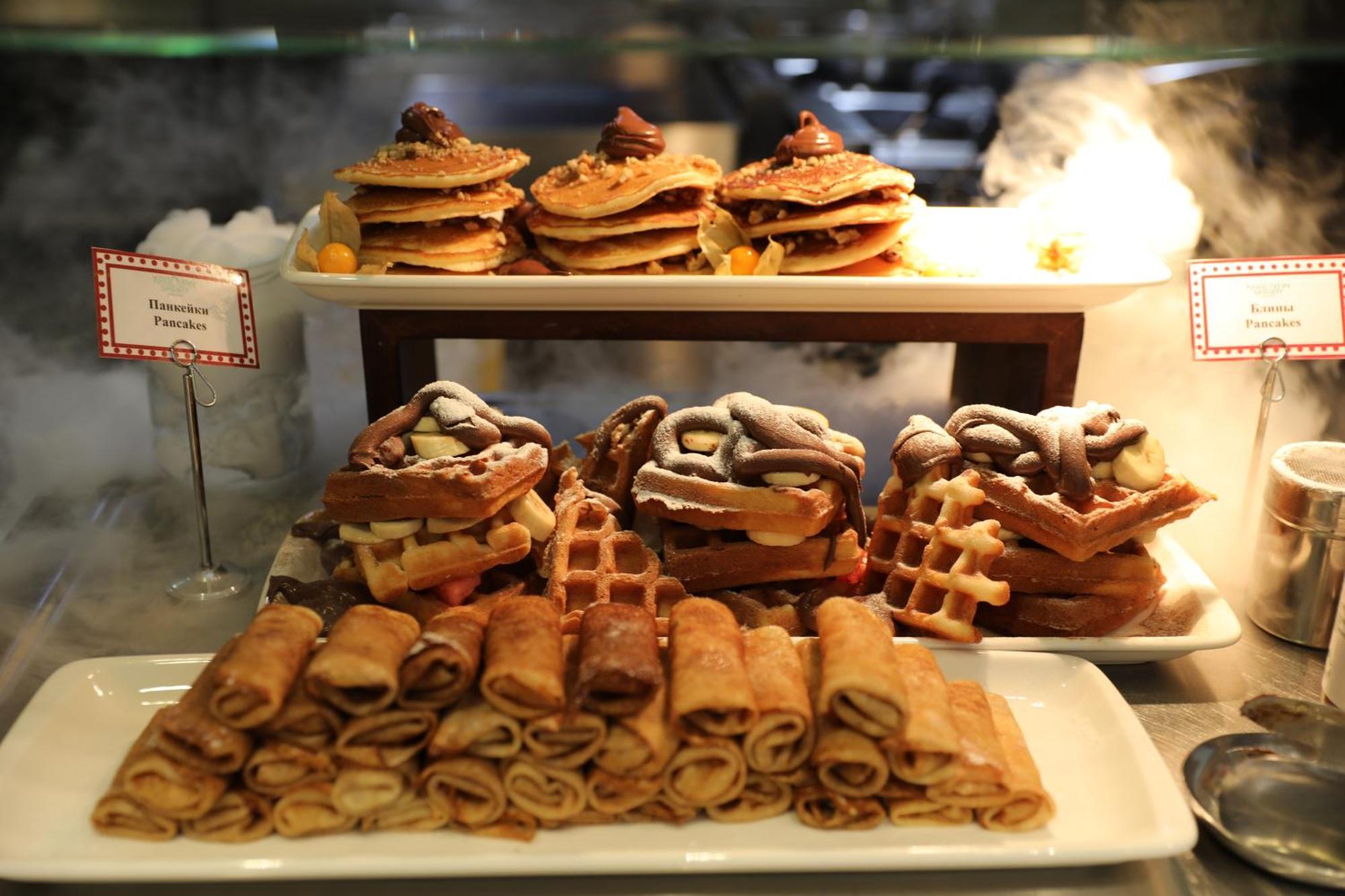 Karavansaray Turkistan Harbour Hotel -Flying Theatre Access Exterior foto A display of various Italian pastries