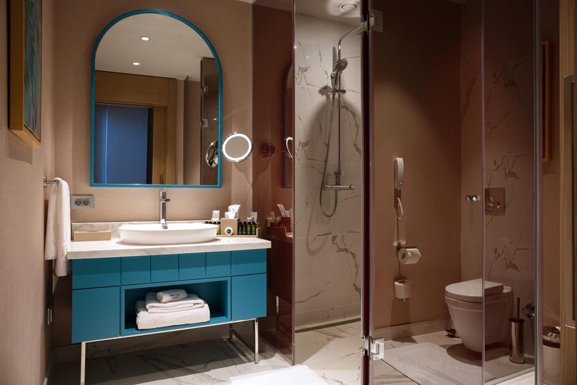 Karavansaray Turkistan Harbour Hotel -Flying Theatre Access Exterior foto A bathroom in a hotel